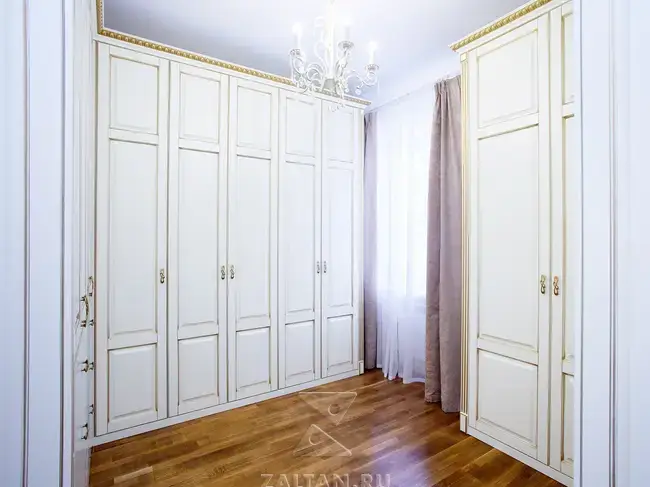 Белые шкафы в гардеробной