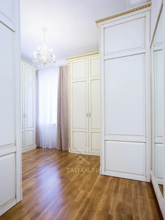 Большая гардеробная с нестандартной планировкой