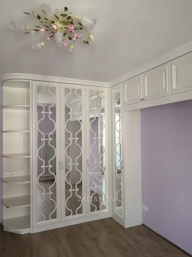 Большой зеркальный шкаф