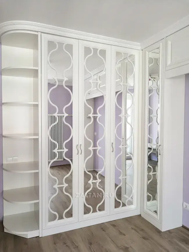 Зеркальный шкаф с рисунком