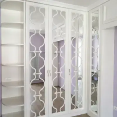 Шкаф над изголовьем