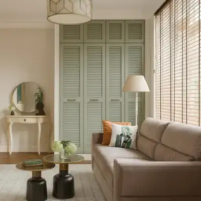 Встроенный шкаф с жалюзийными дверями