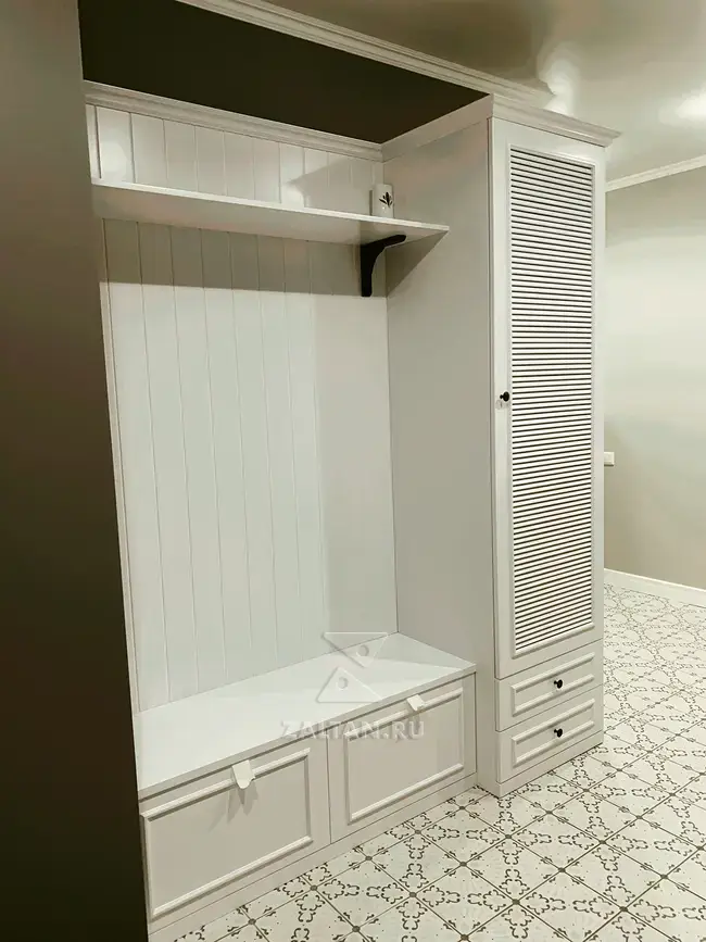 Шкаф с жалюзийными фасадами