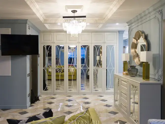 Шкаф в стиле неоклассика в прихожую