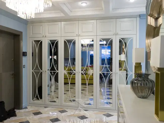 Зеркальный шкаф в прихожей