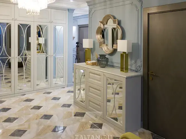 Прихожая с комодом