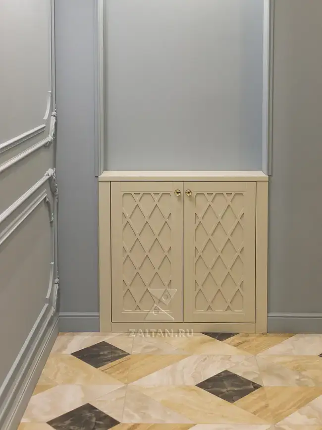 Ниша с дверцами в коридоре