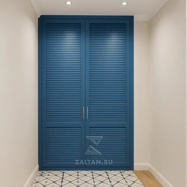 Встроенный шкаф с жалюзийными дверями