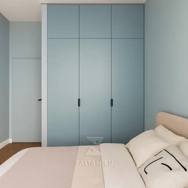 Шкаф встроенный до потолка голубой