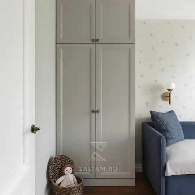 Серый корпусный шкаф в детскую