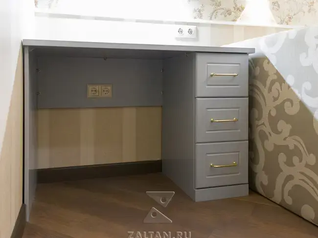 Стол в спальню