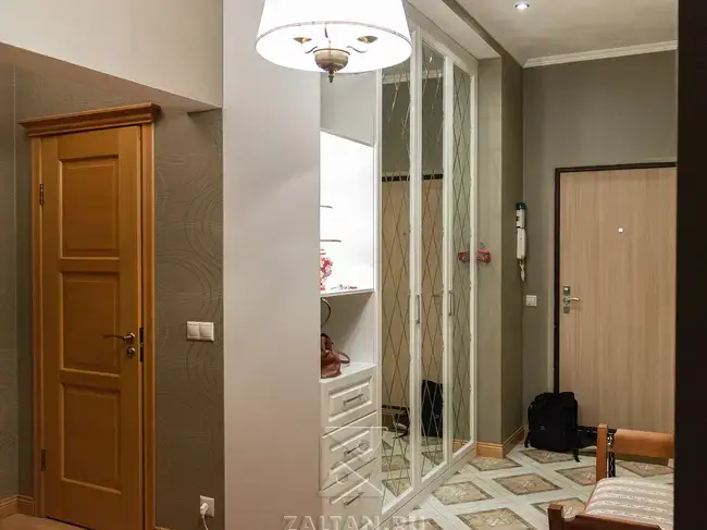 Корпусный зеркальный шкаф в коридор