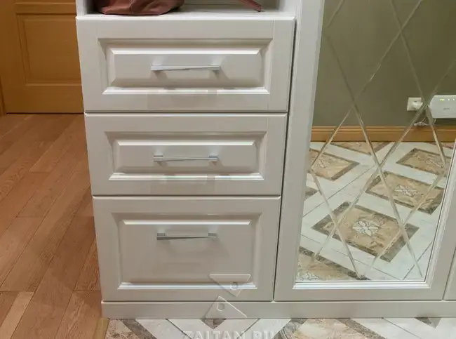 Выдвижные ящики в шкафу