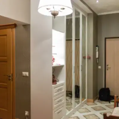 Прихожая с зеркальными дверьми