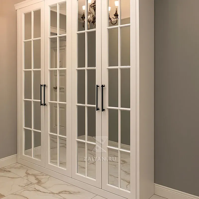 Шкаф с витражными дверями