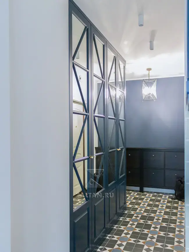 Синий шкаф в прихожую