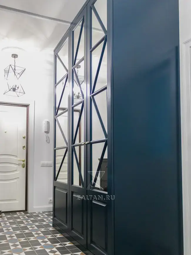 Синий угловой шкаф в прихожую