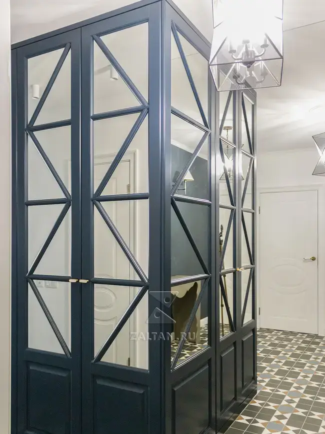 Зеркальный шкаф в коридор