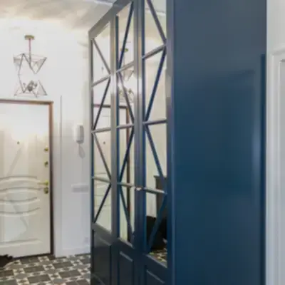 Угловой зеркальный шкаф