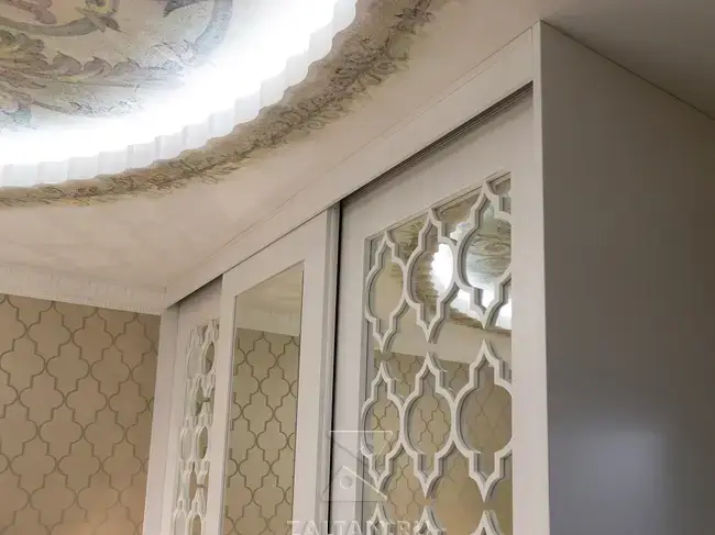 Шкаф купе с фигурной фрезеровкой