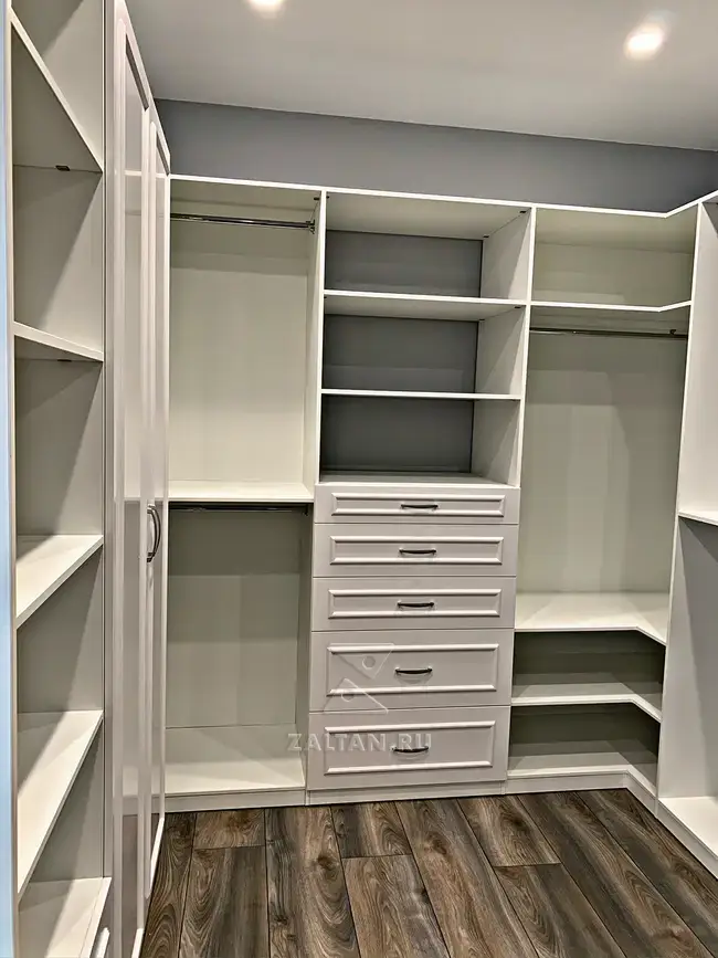 П-образная гардеробная