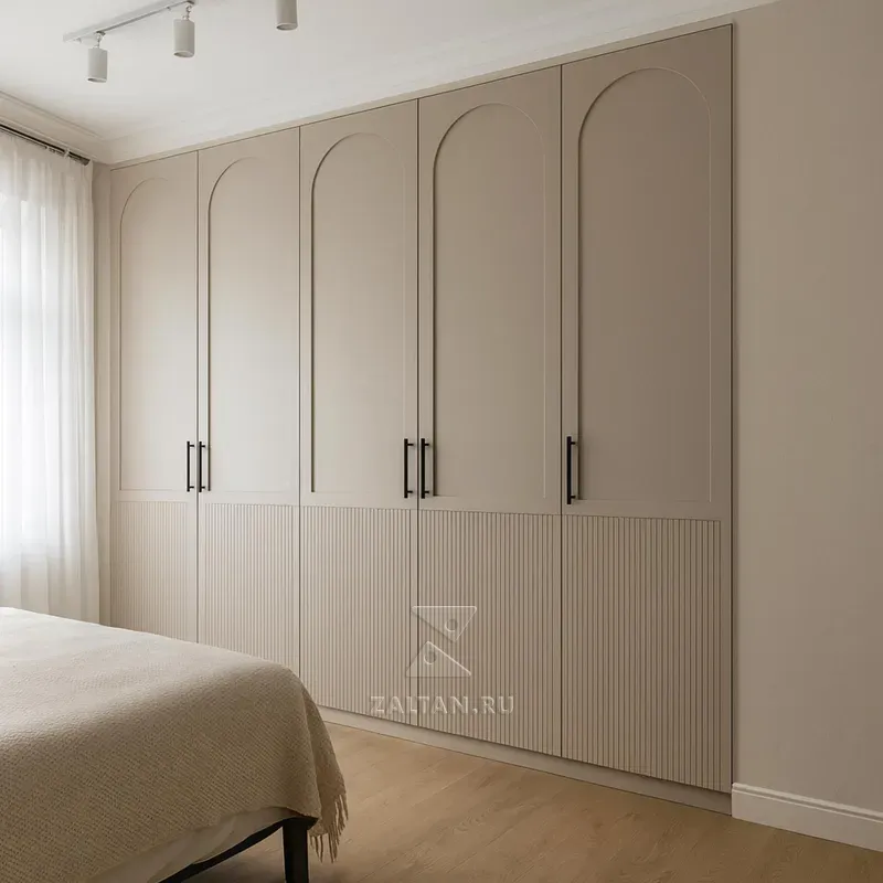 Шкаф распашной бежевый арочный