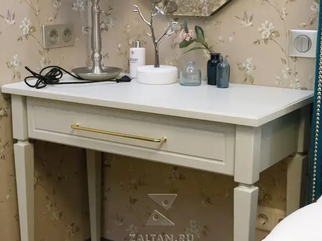 Дамский столик в спальне