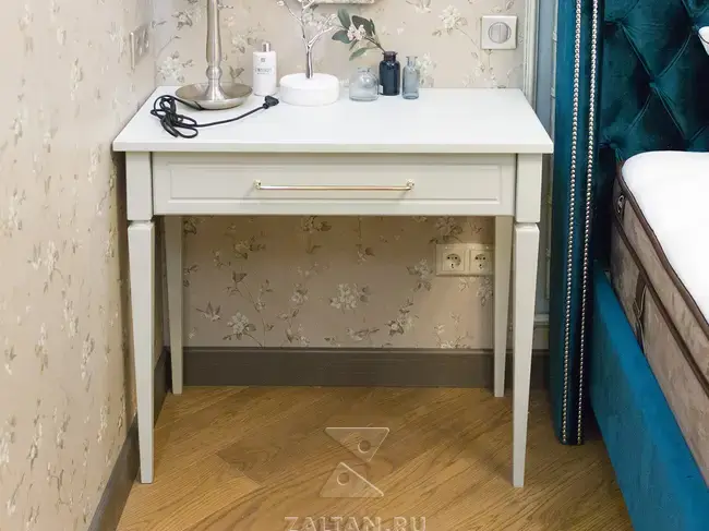 Мебельная консоль в спальню