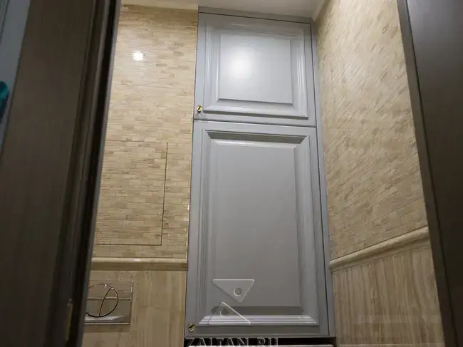 Серый встроенный шкаф