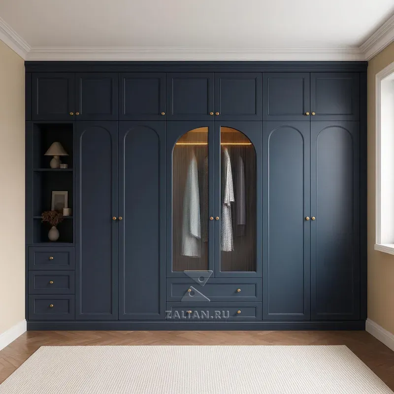 Синий встроенный шкаф с аркой