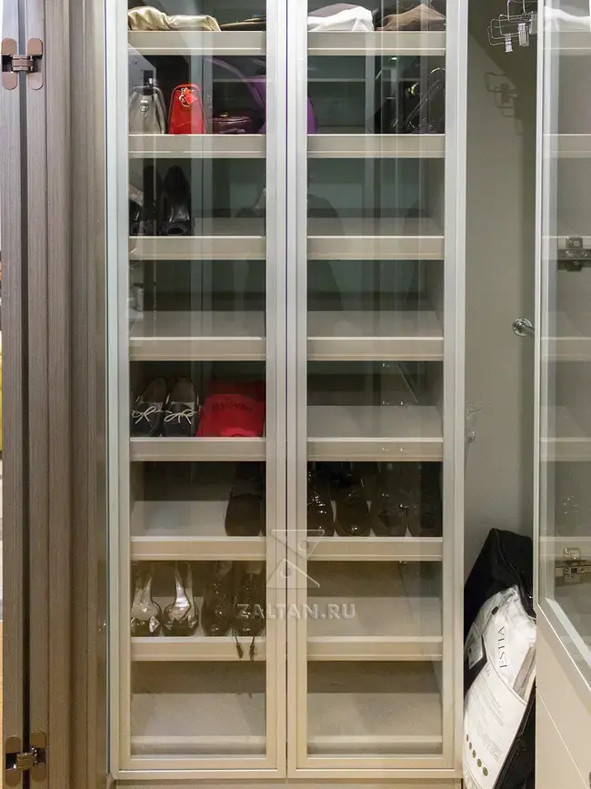 Наклонные полки под обувь