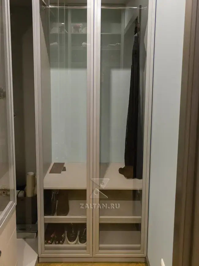 Современные шкафы в гардеробной