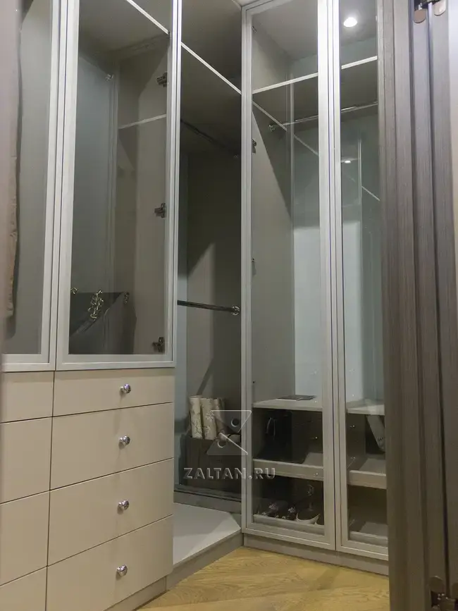 Стеклянная гардеробная