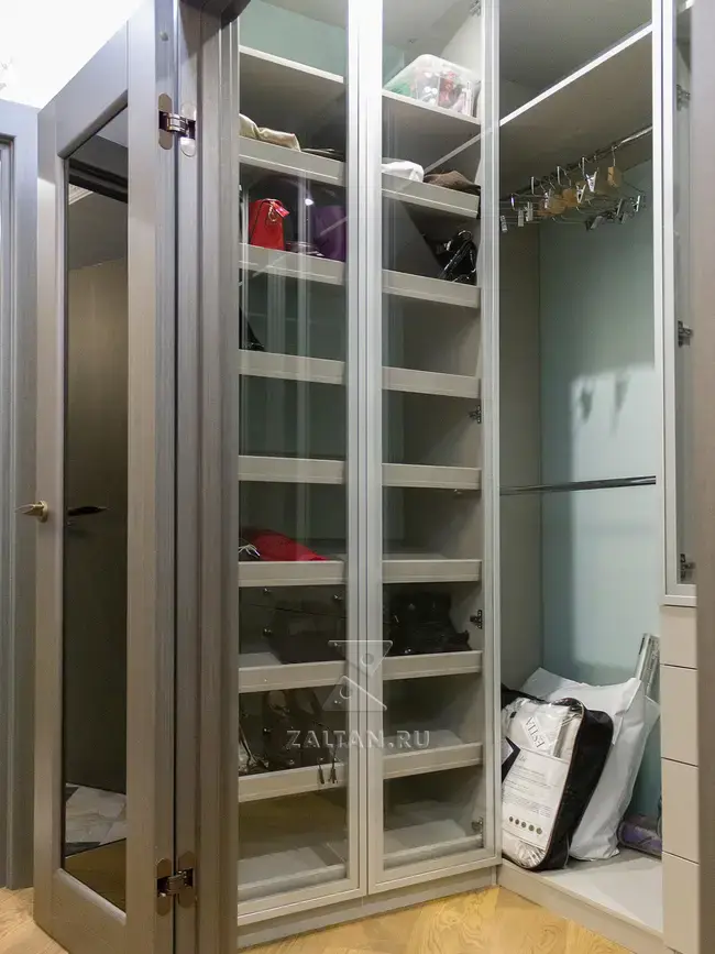 Ящик для обуви с наклонными полками