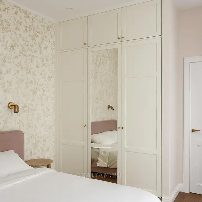 Кремовый встроенный шкаф