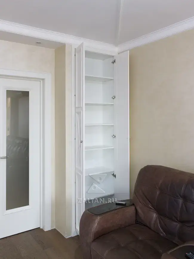 Полки в правом шкафу