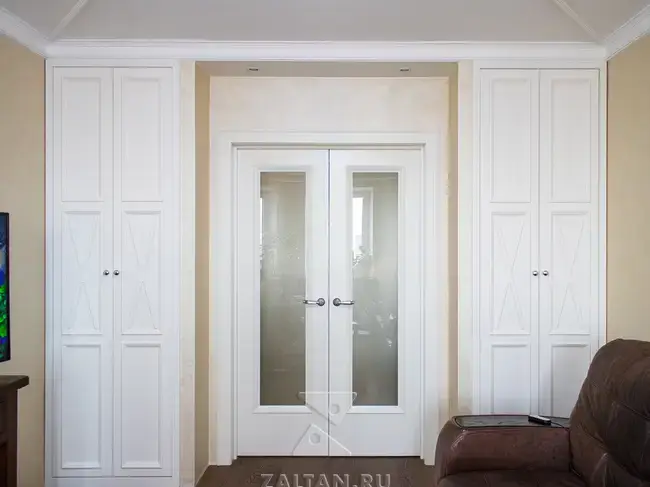 Шкафы вокруг двери