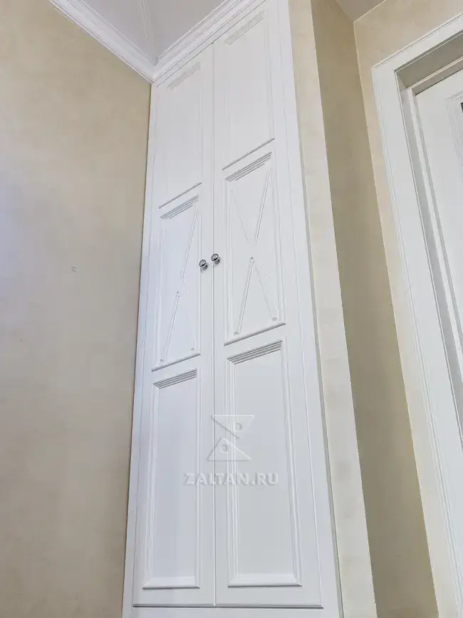 Встроенный книжный шкаф