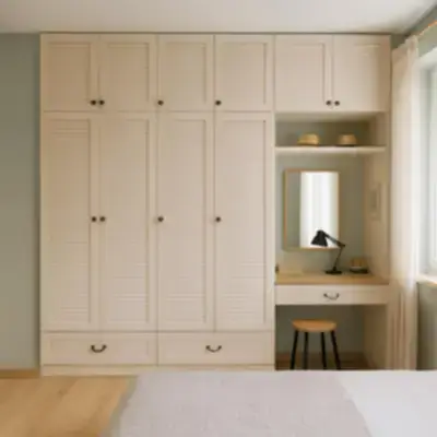 Встроенный шкаф с реечными фасадами