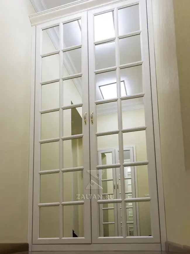 Белый зеркальный шкаф