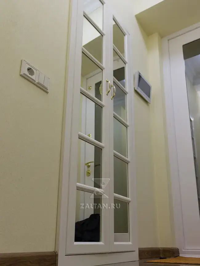 Белый распашной шкаф