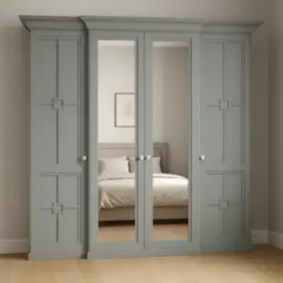 Распашной шкаф с зеркалами