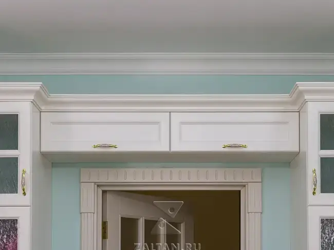 Антресольный ряд над дверью