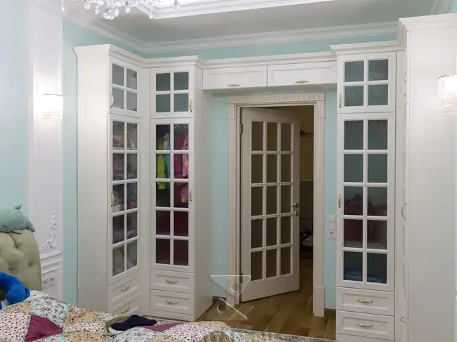 Шкаф в детскую классика