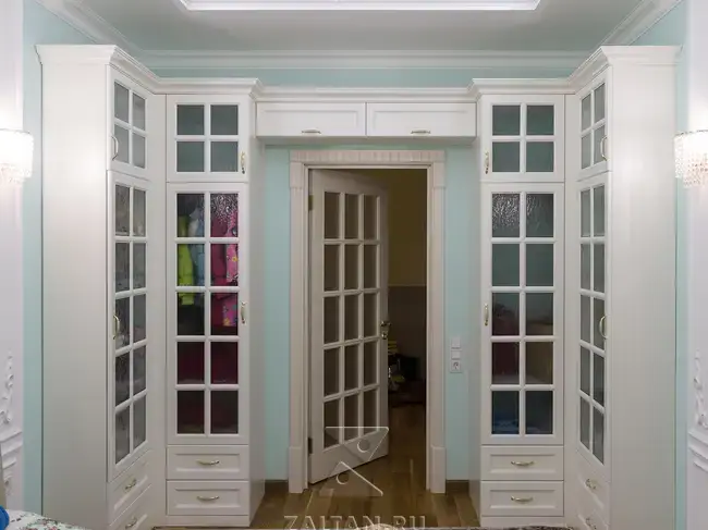 Шкаф вокруг двери