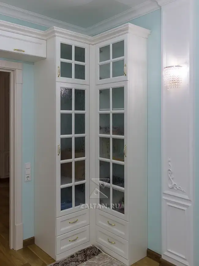 Угловые шкафы по бокам от двери