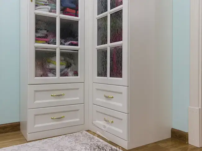 В каждом шкафу по 4 ящика