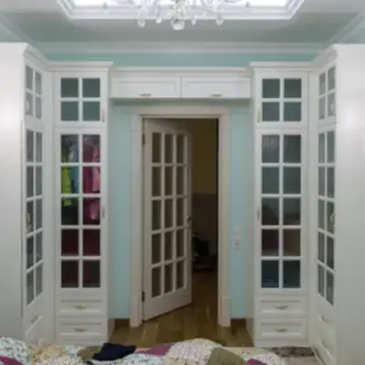 П-образный шкаф вокруг двери