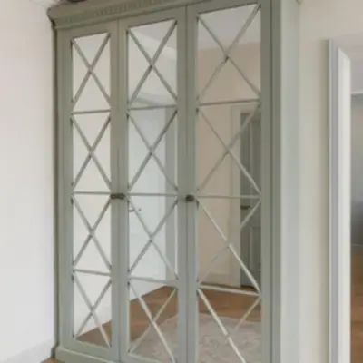 Распашной шкаф с зеркалами