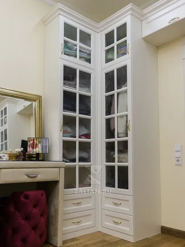 Шкаф с английской решеткой